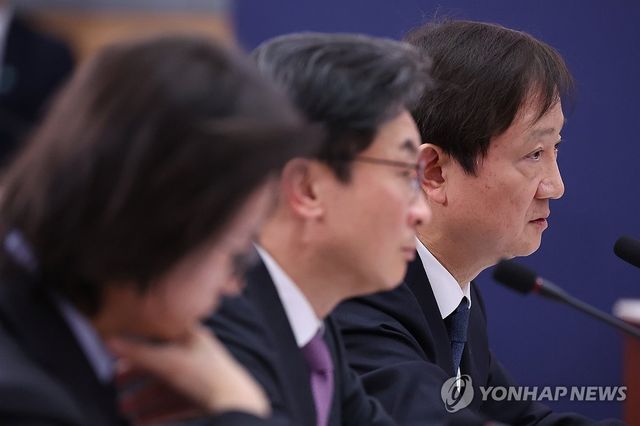답변하는 이찬진 금감원장