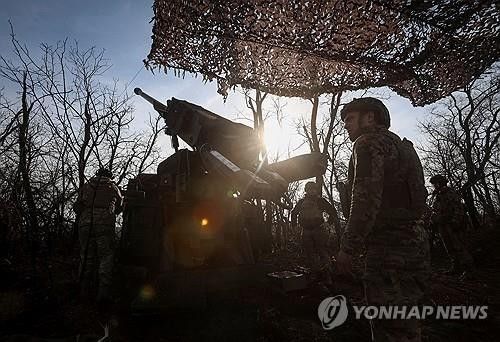도네츠쿠주 전선에서 곡사포 발사 준비를 하고 있는 우크라이나 병사