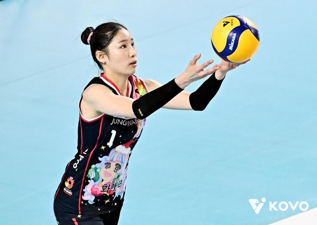 서브 준비하는 정관장의 인쿠시