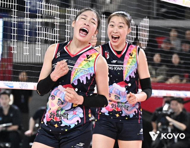 득점 후 환호하는 정관장의 인쿠시(왼쪽)