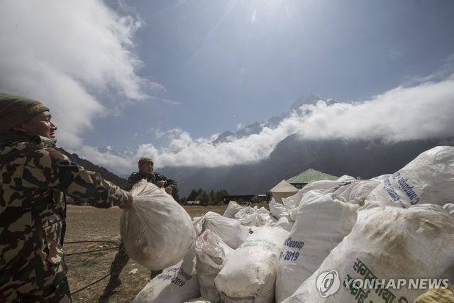 에베레스트서 쓰레기 수거하는 네팔 군인들