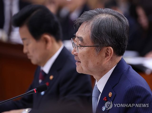 답변하는 조현 외교부 장관