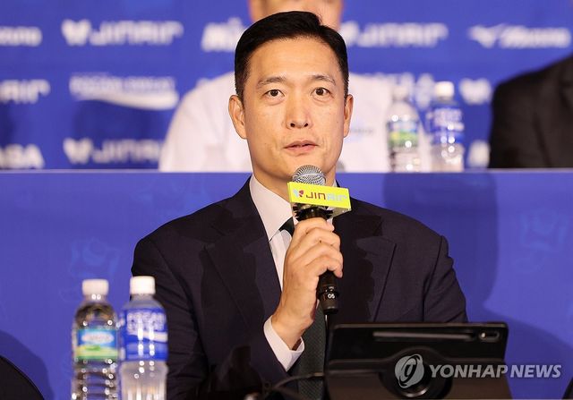 인사말 하는 삼성화재 김상우 감독