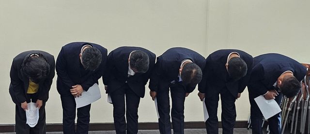 고개 숙인 경남 양산시의회 의장단