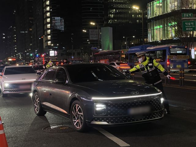 서울 강남역 인근서 음주단속 중인 경찰