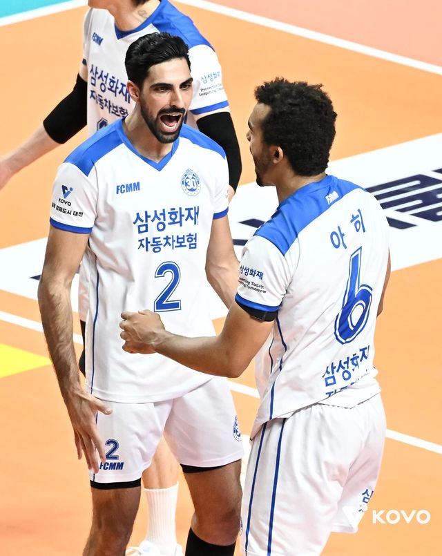 삼성화재의 세터 도산지(왼쪽)와 공격수 아히