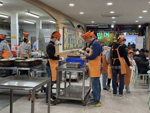 배식 준비하는 '밥퍼' 자원봉사자