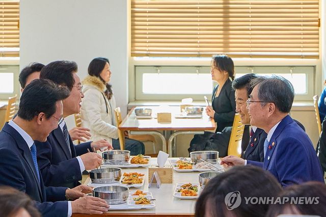 이재명 대통령, 외교·통일 장관과 구내식당 오찬