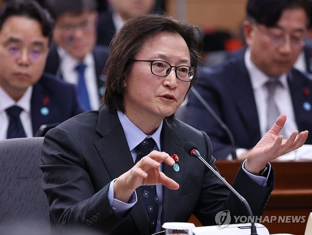 답변하는 주병기 공정거래위원장