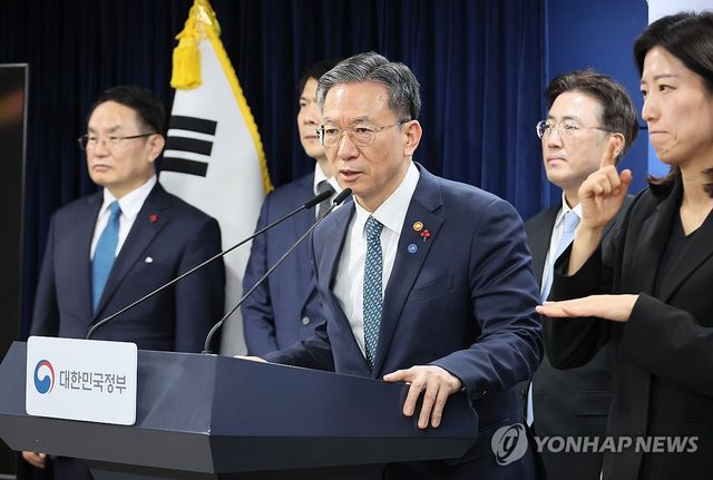 업무보고 사후 브리핑하는 정성호 법무부 장관