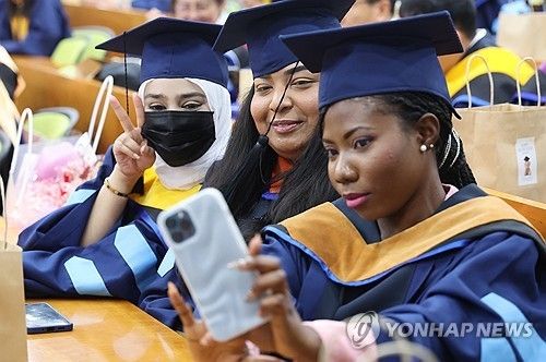 기념사진 찍는 외국인 유학생