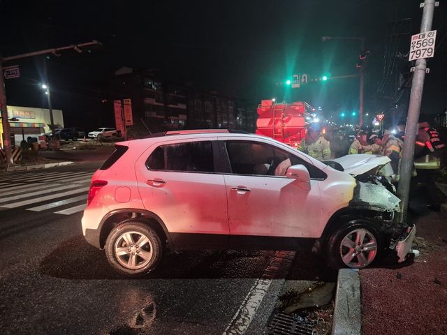 단독사고 후 불이 난 차량