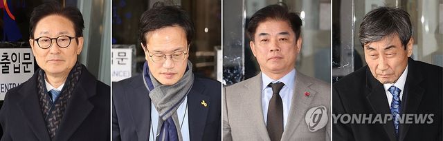 법원 나서는 민주당 전현직 의원들