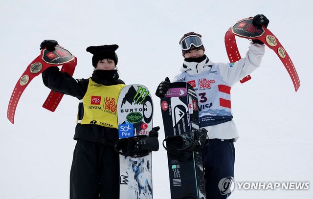 남녀부 우승 최가온(왼쪽)과 야마다. 