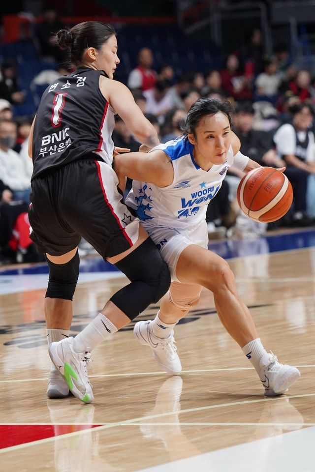 우리은행 김단비(오른쪽)의 돌파