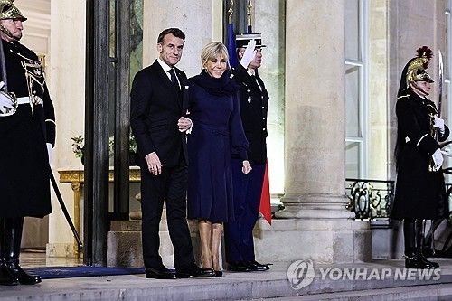 손님 기다리는 마크롱 대통령 부부