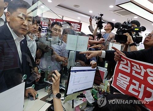 김관영 전북지사에 항의하는 완주군민들