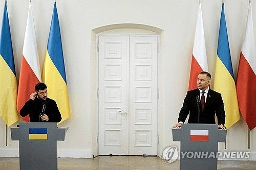 19일 바르샤바에서 기자회견을 하는 젤렌스키 우크라이나 대통령(왼쪽)과 나브로츠키 폴란드 대통령 [로이터 연합뉴스 자료사진. 재판매 및 DB 금지] 