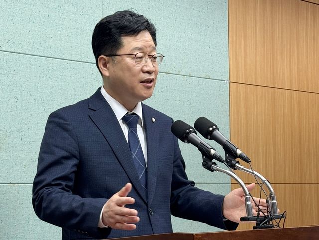 기자회견하는 안호영 의원