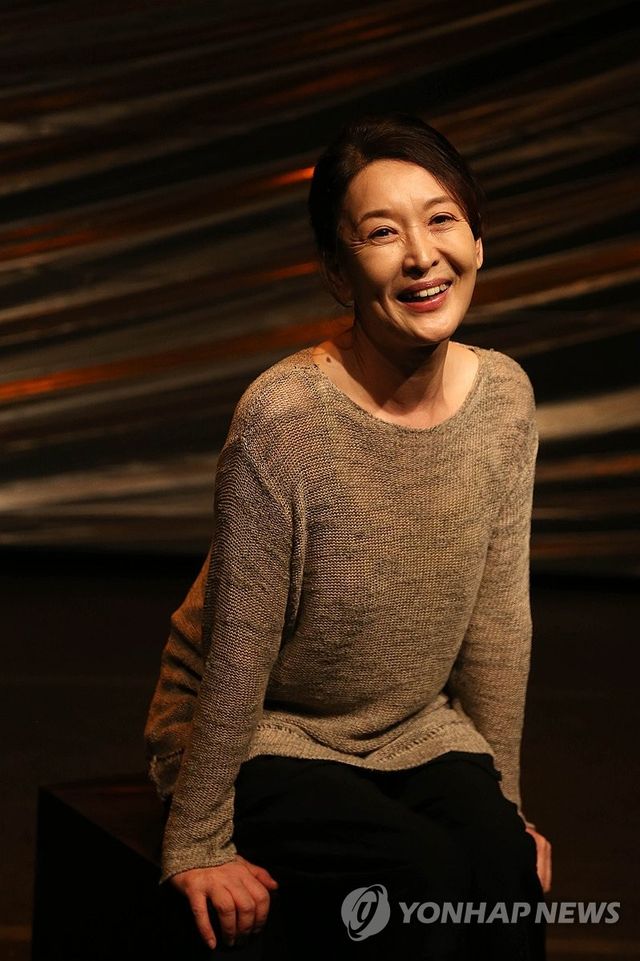 '1세대 연극 스타' 배우 윤석화 뇌종양 투병 중 별세