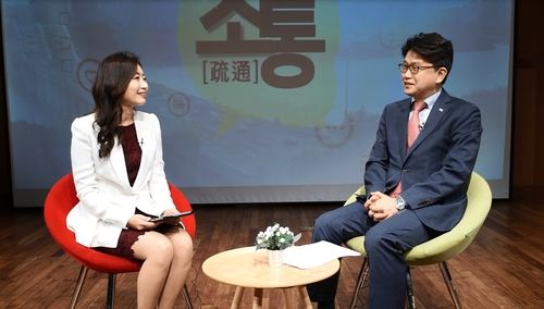 대담 중인 김경록 고문(오른쪽), 왼쪽은 IB토마토 김선영 대표