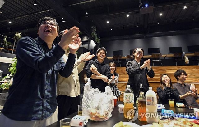 사무실에서 WBC 결승전 관전하는 일본 직장인들