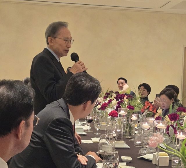 국민의힘 의원들 앞에서 발언하는 이명박 전 대통령