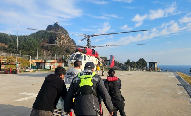 육지로 환자 이송하는 동해해경청