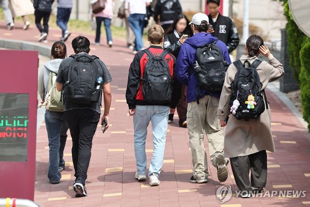 코로나19 전후로 한국 내 외국인 유학생 증가