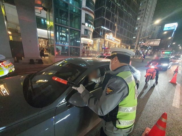 서울 양재역 인근서 음주단속 중인 경찰