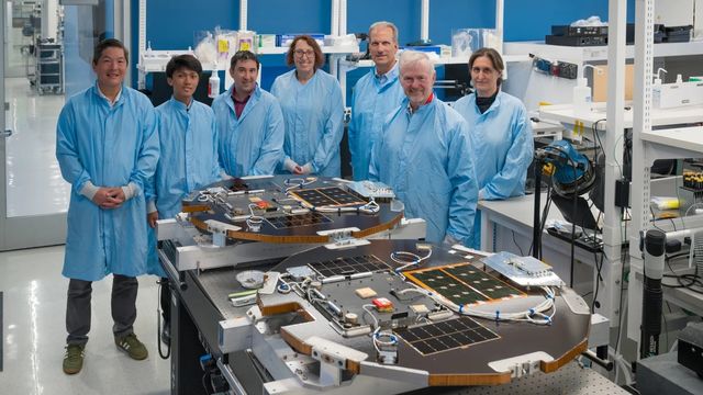 디스크샛 개발 중인 엔지니어들 