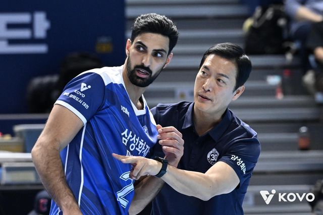 김상우 삼성화재 감독(오른쪽)의 작전 지시를 듣는 도산지