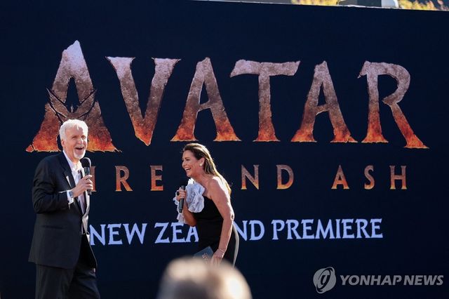 지난 13일(현지시간) 호주 '아바타: 불과 재' 시사회 참석한 제임스 캐머런 감독