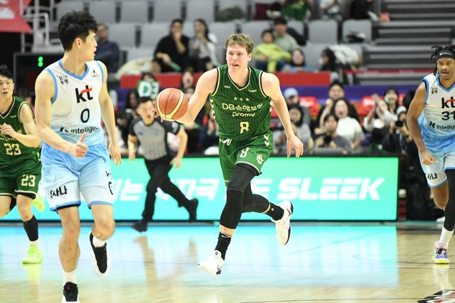 DB 엘런슨(가운데)의 공격