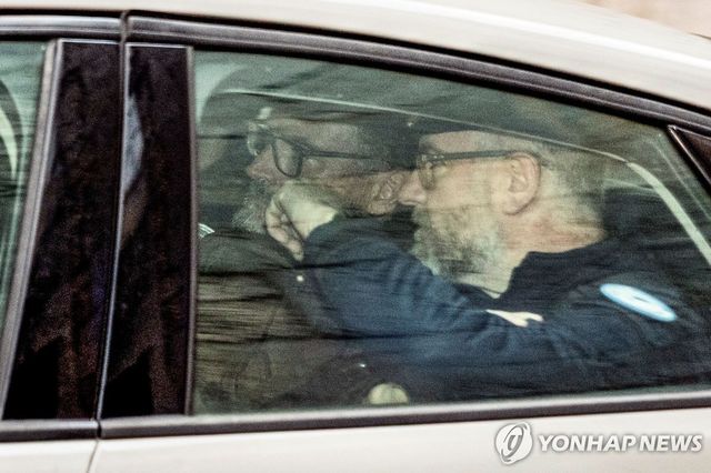 프랑스에서 환자들을 고의로 약물중독 시켜 12명을 숨지게 한 혐의로 종신형이 선고된 마취과 의사 프레데리크 페시에(오른쪽에서 2번째) [AFP=연합뉴스. 재판매 및 DB 금지]