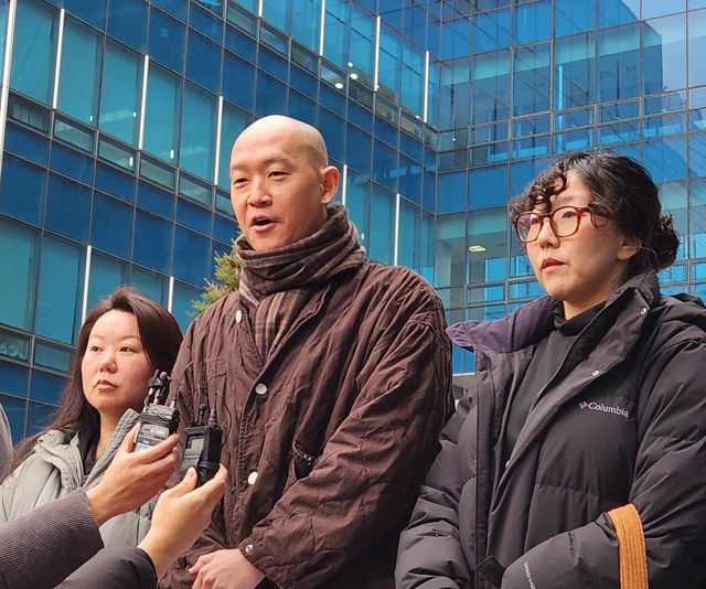 2심 선고 후 취재진에게 입장을 밝히는 김도윤 타투유니온 지회장(가운데)