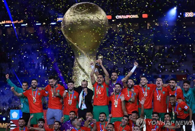 우승 세리머니 하는 모로코 선수들.