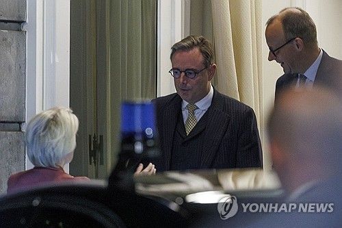 더 베버르 벨기에 총리(가운데)와 메르츠 독일 총리(오른쪽), 폰데어라이엔 EU 집행위원장(왼쪽) [AFP 연합뉴스 자료사진 재판매 및 DB 금지]