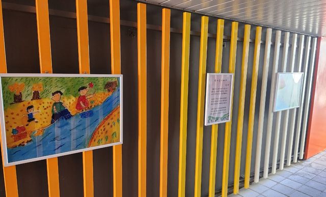 어르신들의 그림과 자작시로 꾸민 지하도