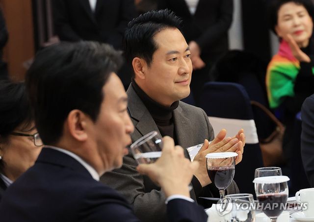 박수치는 장동혁 대표