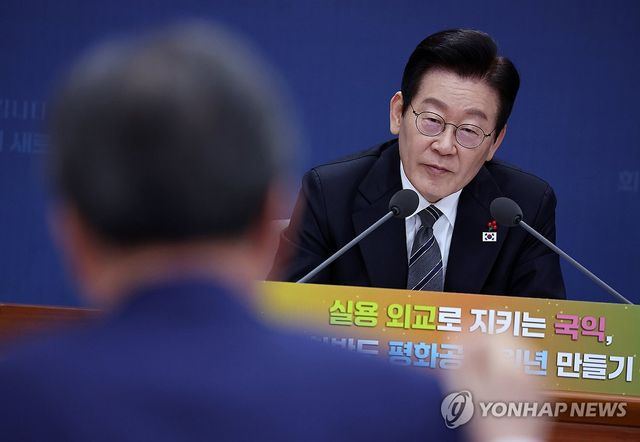 조현 외교부 장관에게 질문하는 이재명 대통령