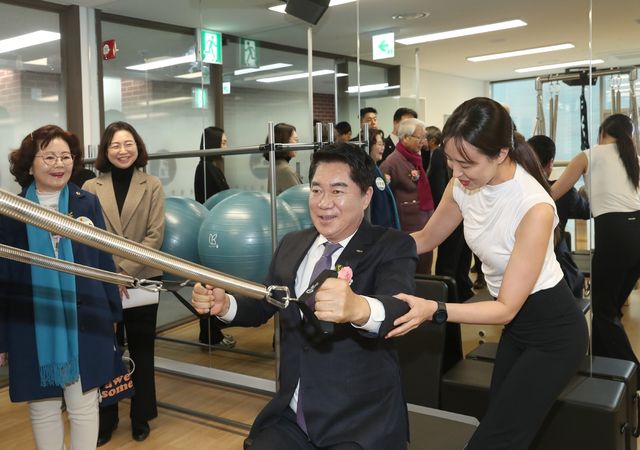  지난달 관악더행복마루 개관식에서 기구 필라테스를 체험하는 박준희 구청장