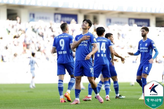 골 세리머니 하는 수원 삼성 선수들.