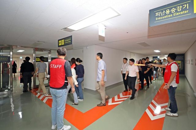 롯데월드타워 피난용 승강기로 피난안전구역 이동 훈련