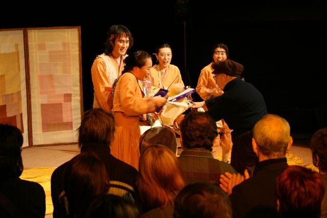 연극 '가믄장아기' 러시아 공연 때 선물 전달하는 관객