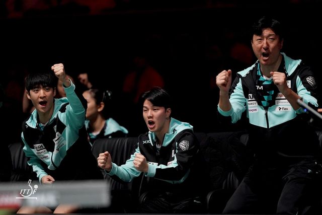 파이팅 외치는 오상은 남자팀 감독(맨 오른쪽)