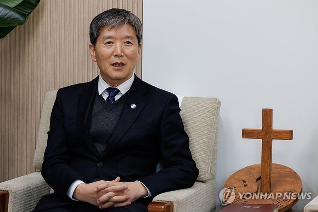 포즈 취하는 박승렬 NCCK 신임 총무