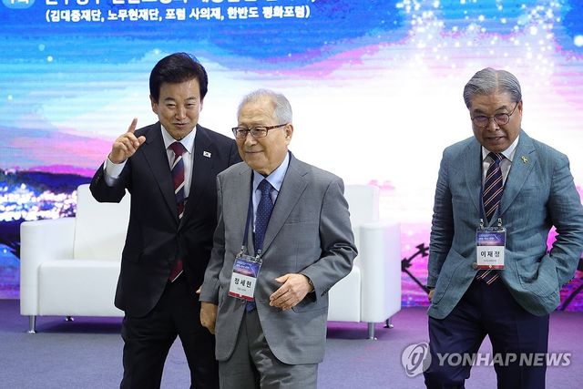 지난 9월 대화 나누는 전현직 통일부 장관들