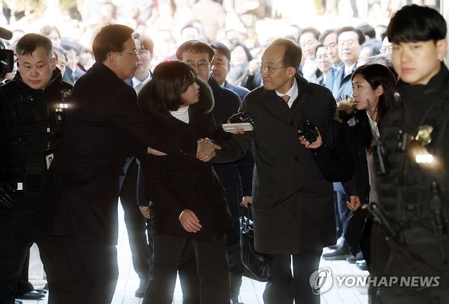 송언석 원내대표와 악수하는 추경호 의원