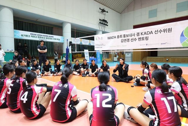 경남여중·고 배구부 학생들 만난 김연경